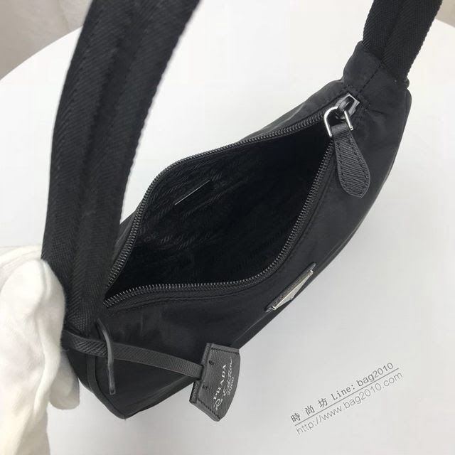 prada女包 普拉達最新爆款升級版Hobo腋下包 1NE515 肯豆同款 prada女士尼龍單肩包  pyd2240
